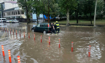 Ploile abundente și vântul puternic au făcut ravagii în toată țara. Salvatorii au deblocat automobile și au defrișat copaci doborâți de vânt. Ce spune IGSU