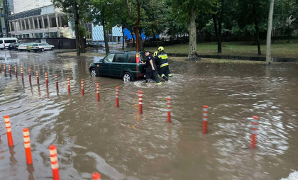 Un automobil - blocat pe o stradă inundată, iar altul pe un drum cu noroi. În ce alte situații au intervenit salvatorii, în urma ploii puternice de noaptea trecută - FOTO