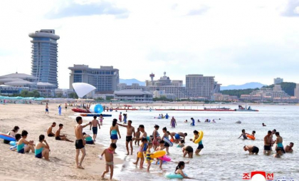Coreea de Nord își închide stațiunea de lux străinilor, după doar câteva săptămâni. Până acum, doar turiștii ruși aveau acces pe plajele din Wonsan Coreea de Nord își închide stațiunea de lux străinilor, după doar câteva săptămâni. Până acum, doar turiștii ruși aveau acces pe plajele din Wonsan