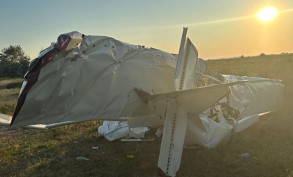 Un avion de mici dimensiuni s-a prăbușit la Gura Portiței, România. Două persoane au murit
