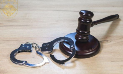 Și-a amenințat angajatoarea cu un cuțit și a furat 80 de mii de lei. Bărbatul - condamnat la 9 ani de închisoare Și-a amenințat angajatoarea cu un cuțit și a furat 80 de mii de lei. Bărbatul - condamnat la 9 ani de închisoare