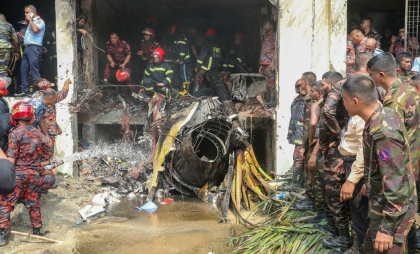 Tragedie aviatică. 27 de morți, majoritatea copii, după ce un avion militar s-a prăbușit peste o școală, în Bangladesh - FOTO
Tragedie aviatică. 27 de morți, majoritatea copii, după ce un avion militar s-a prăbușit peste o școală, în Bangladesh - FOTO