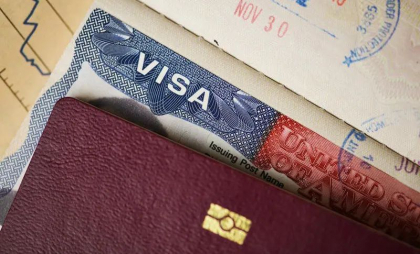 Taxă de 250 de dolari pentru vizele SUA. Ce înseamnă pentru turiști și cei care călătoresc în interes de afaceri
Taxă de 250 de dolari pentru vizele SUA. Ce înseamnă pentru turiști și cei care călătoresc în interes de afaceri