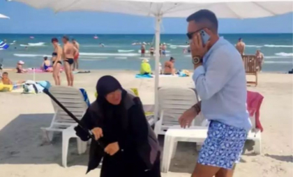 O femeie din Republica Moldova l-a luat la bătaie, cu bastonul, pe administratorul unei plaje din Mamaia. Imaginile, virale pe internet - VIDEO
