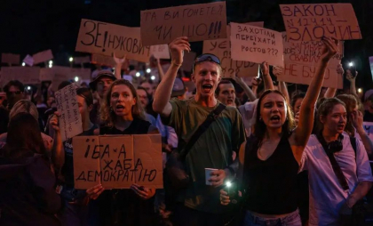 Furie în Ucraina, critici în Occident, șoc în echipa lui Zelenski după atacul la instituțiile anticorupție. Ce se află în spatele mutării controversate a președintelui
Furie în Ucraina, critici în Occident, șoc în echipa lui Zelenski după atacul la instituțiile anticorupție. Ce se află în spatele mutării controversate a președintelui