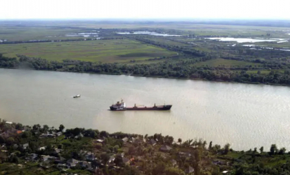 Trei oameni au murit într-o explozie pe un vas în canalul Bâstroe. Trafic fluvial deviat pe canalul Sulina
Trei oameni au murit într-o explozie pe un vas în canalul Bâstroe. Trafic fluvial deviat pe canalul Sulina