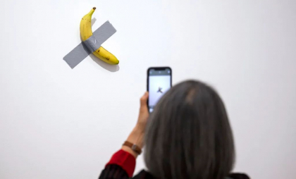 Banana lipită cu bandă de un perete dintr-o galerie de artă a fost mâncată. Pentru a patra oară
