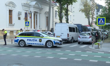 APOTA: Mai mulți șoferi au fost sancționați în urma protestului din fața sediului Delegației UE în Republica Moldova. Ce spune INSP