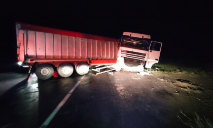 Un șofer a fost transportat la spital, după ce a derapat cu camionul de pe carosabil, la Sîngerei. Care a fost motivul