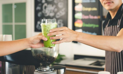 Setea mondială pentru matcha epuizează rezervele globale. „Unele cafenele cer chiar un kilogram pe zi”
