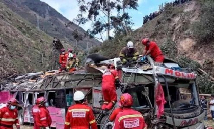Tragedie în Peru. Un autobuz a căzut într-o prăpastie de 50 de metri și sunt cel puțin 18 morți
