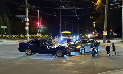 Accident nocturn în capitlă: Două mașini - avariate, după ce s-au lovit 