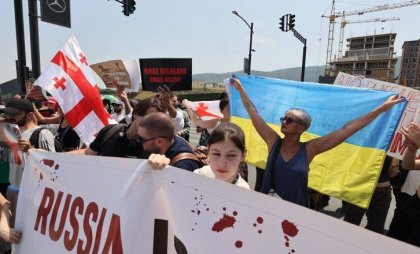 Steagul Rusiei, ars în Georgia. „Porcilor, nu sunteți bineveniți aici! Astăzi sunt artificii, mâine vor fi rachete Grad” Steagul Rusiei, ars în Georgia. „Porcilor, nu sunteți bineveniți aici! Astăzi sunt artificii, mâine vor fi rachete Grad”