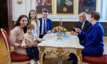 Imagini inedite. Nicușor Dan, cu familia în timpul vizitei oficiale în Austria. Băiețelul președintelui român a captat toată atenția – FOTO/VIDEO
Imagini inedite. Nicușor Dan, cu familia în timpul vizitei oficiale în Austria. Băiețelul președintelui român a captat toată atenția – FOTO/VIDEO