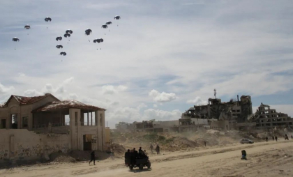 Israelul anunţă că a paraşutat ajutoare umanitare în Fâşia Gaza. „E o distragere grotescă”, avertizează liderii organizațiilor umanitare
