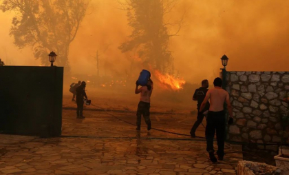 Imagini din iadul de foc al Greciei. Mirosul de lemn ars s-a răspândit până în centrul Atenei. „Avem pompieri răniți, vieți omenești în pericol, proprietăți distruse” - FOTO
Imagini din iadul de foc al Greciei. Mirosul de lemn ars s-a răspândit până în centrul Atenei. „Avem pompieri răniți, vieți omenești în pericol, proprietăți distruse” - FOTO