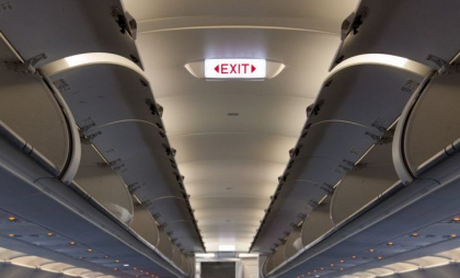 Bărbat arestat în Scoția după ce a amenințat cu bombă într-un avion și a strigat „Moarte lui Trump”. Momentul a fost filmat de pasageri - VIDEO Bărbat arestat în Scoția după ce a amenințat cu bombă într-un avion și a strigat „Moarte lui Trump”. Momentul a fost filmat de pasageri - VIDEO