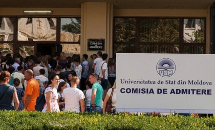 Aproape 20 de mii de absolvenți au depus actele în sesiunea de bază a admiterii la studii superioare: Cel mai în vârstă candidat are 75 de ani