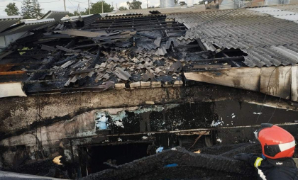 Incendiu puternic la o fabrică de păsări de la Edineț. Flăcările au cuprins acoperișul unei hale în care se aflau 36 de mii de păsări - FOTO 