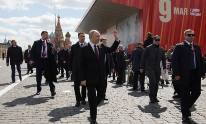 Noua armă primită de bodyguarzii lui Vladimir Putin sugerează că se tem de un atac din interiorul Moscovei Noua armă primită de bodyguarzii lui Vladimir Putin sugerează că se tem de un atac din interiorul Moscovei