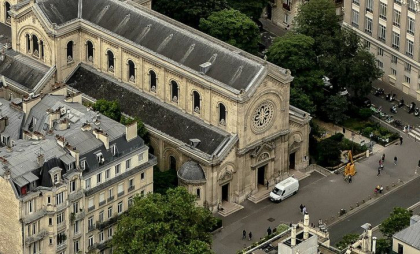 Un român a fost arestat pentru incendiere, la Paris. El este acuzat că a dat foc unei biserici istorice
