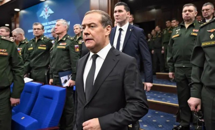 Dmitri Medvedev confirmă că Rusia încă folosește „Mașinăria Apocalipsei”, după ce Trump l-a avertizat să își măsoare cuvintele
Dmitri Medvedev confirmă că Rusia încă folosește „Mașinăria Apocalipsei”, după ce Trump l-a avertizat să își măsoare cuvintele