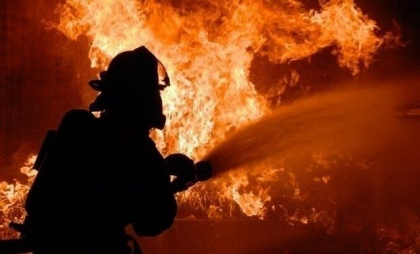 18 persoane, printre care 5 copii, evacuate de pompieri, după ce un apartament dintr-un bloc de locuit din capitală a fost cuprins de flăcări