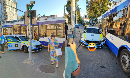 Accident matinal în capitală cu implicarea unui troleibuz și a unei mașini de poliție
