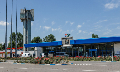 Tentativă de mită la vama Leușeni: Un moldovean, reținut după ce a fost depistat cu acte false și a încercat „să rezolve” problema Tentativă de mită la vama Leușeni: Un moldovean, reținut după ce a fost depistat cu acte false și a încercat „să rezolve” problema