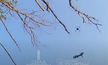 Un soldat ucrainean înconjurat „din toate părțile” de ruși a fost salvat cu o bicicletă electrică livrată de o dronă - VIDEO 