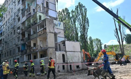 Supraviețuire miraculoasă în Kiev. O tânără a fost aruncată de la etajul 9 de suflul unei explozii și a scăpat cu răni ușoare Supraviețuire miraculoasă în Kiev. O tânără a fost aruncată de la etajul 9 de suflul unei explozii și a scăpat cu răni ușoare
