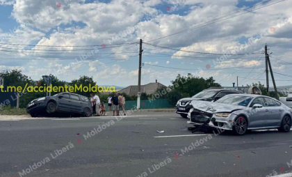 O mașină a fost grav avariată, iar alta a ajuns pe acostament, după ce s-au lovit violent pe o stradă din Orhei. Poliția a intervenit la locul accidentului – FOTO