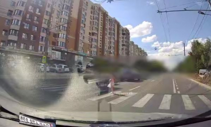 Un bărbat ar putea să rămână fără permis timp de un an, după ce nu a acordat prioritate unei fetițe care traversa strada regulamentar. Momentul, surprins de o cameră de bord – VIDEO