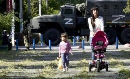 Ucrainenii din regiunea ocupată Herson, amenințați cu pierderea drepturilor părintești dacă refuză pașapoartele rusești. „Sunt instrumente ale terorii”
Ucrainenii din regiunea ocupată Herson, amenințați cu pierderea drepturilor părintești dacă refuză pașapoartele rusești. „Sunt instrumente ale terorii”