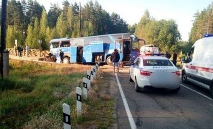 Tragedie pe calea ferată în Rusia: Un autocar turistic a fost spulberat de un tren. Un mort și 11 persoane rănite - VIDEO Tragedie pe calea ferată în Rusia: Un autocar turistic a fost spulberat de un tren. Un mort și 11 persoane rănite - VIDEO