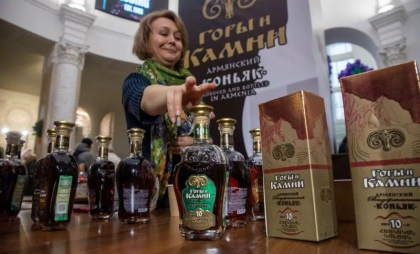 Zece oameni au murit după ce au băut lichior georgian contrafăcut, vândut într-una din cele mai populare destinații turistice din Rusia Zece oameni au murit după ce au băut lichior georgian contrafăcut, vândut într-una din cele mai populare destinații turistice din Rusia