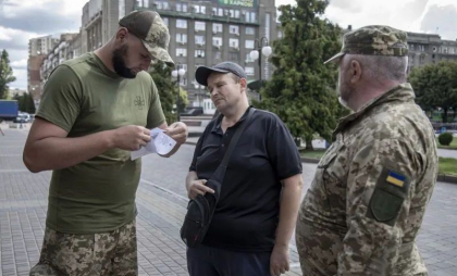 Cum încearcă Ucraina să rezolve o problemă delicată, speculată din plin de propaganda rusă: Camere video corporale