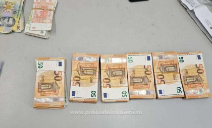 Un moldovean a ascuns sub scaunul autoturismului aproape 30 de mii de euro. Șoferul a fost sancționat