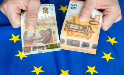 Toate magazinele din Bulgaria trebuie să afișeze de azi preţurile atât în leva, cât și în euro
Toate magazinele din Bulgaria trebuie să afișeze de azi preţurile atât în leva, cât și în euro