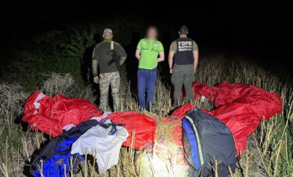 Un bărbat din Ucraina - prins în timp ce încerca să traverseze frontiera spre Republica Moldova, cu balonul de aer. Cu cât și-ar fi procurat parapanta - FOTO Un bărbat din Ucraina - prins în timp ce încerca să traverseze frontiera spre Republica Moldova, cu balonul de aer. Cu cât și-ar fi procurat parapanta - FOTO