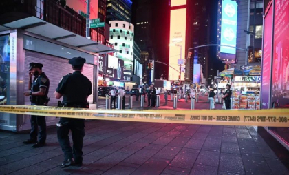 Focuri de armă trase în Time Square. Mai multe persoane au fost rănite. Momentul de panică în care oamenii fug pe străzi, filmat - VIDEO Focuri de armă trase în Time Square. Mai multe persoane au fost rănite. Momentul de panică în care oamenii fug pe străzi, filmat - VIDEO