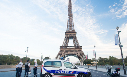 Parașutist încătușat la aterizarea de pe Turnul Eiffel. Doi complici au preferat să coboare pe jos Parașutist încătușat la aterizarea de pe Turnul Eiffel. Doi complici au preferat să coboare pe jos