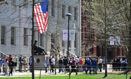 Universitatea Harvard, amenințată din nou de Administrația Trump. Vrea să-i retragă brevete în valoare de sute de milioane de dolari

