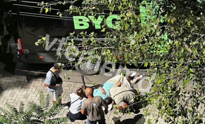 O femeie a ajuns la spital, după ce a fost lovită de o mașină pe o stradă din capitală. Ce spune poliția