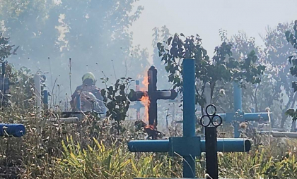 Cimitirul din Costești, cuprins de flăcări: Autoritățile locale evaluează pagubele - FOTO