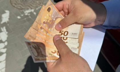 Un funcționar public din capitală - reținut de CNA pentru pretinderea unei mite de 1700 de euro în schimbul angajării unei persoane într-o instituție de drept
