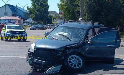 Accident grav la intrarea în Anenii Noi: O femeie ar fi fost transportată în stare critică la spital, după ce două mașini s-ar fi lovit violent. Imagini, surprinse de martori - FOTO