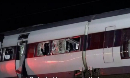 Un mort şi mai mulţi răniţi într-un accident feroviar în Danemarca. Trenul de călători a lovit un utilaj agricol şi a deraiat
Un mort şi mai mulţi răniţi într-un accident feroviar în Danemarca. Trenul de călători a lovit un utilaj agricol şi a deraiat