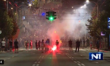Tulburările au continuat la Belgrad, unde poliţia sârbă a folosit gaze lacrimogene pentru a dispersa protestatarii Tulburările au continuat la Belgrad, unde poliţia sârbă a folosit gaze lacrimogene pentru a dispersa protestatarii