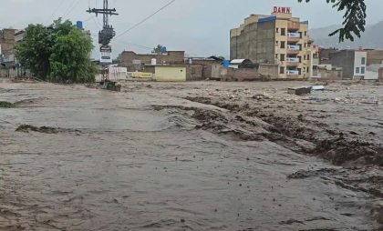 Inundații catastrofale în Pakistan, soldate cu aproape trei sute de morți în 24 de ore. Printre ei, și echipajul unui elicopter - VIDEO